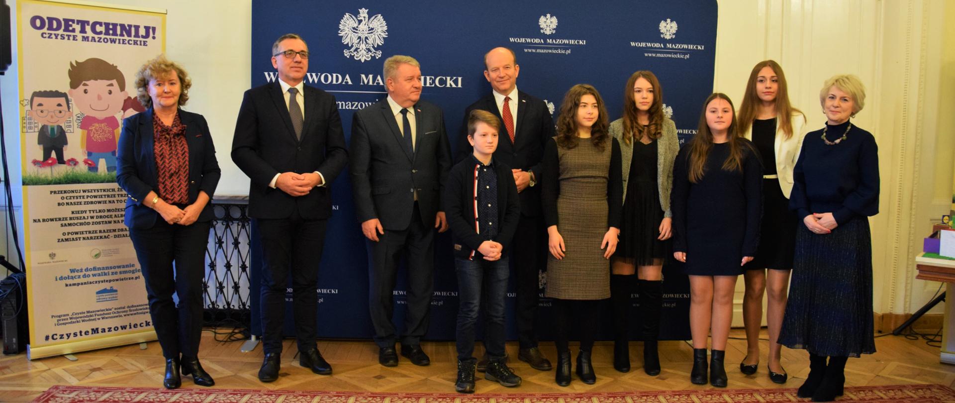 Wspólne zdjęcie Wojewody Konstantego Radziwiłła, Wicewojewody Sylwestra Dąbrowskiego oraz Prezesa Wojewódzkiego Funduszu Ochrony Środowiska i Gospodarki Wodnej w Warszawie Marka Ryszki z laureatami konkursu