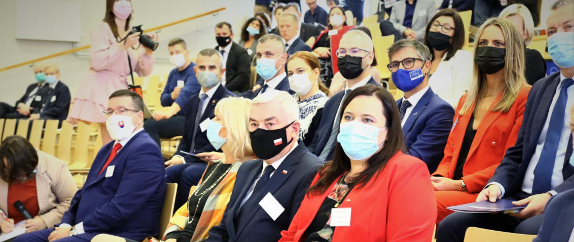 uczestnicy, w tym wiceminister Małgorzata Jarosińska-Jedynak siedzą na sali