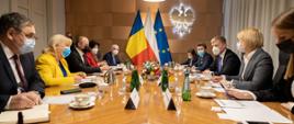 Minister rozwoju i technologii Piotr Nowak podczas spotkania z minister przedsiębiorczości i turystyki Rumunii Constantin-Daniel Cadariu i sekretarz stanu w ministerstwie gospodarki Rumunii Daniela Nicolescu, uczestnicy spotkania siedzą na przeciwko siebie przy stole