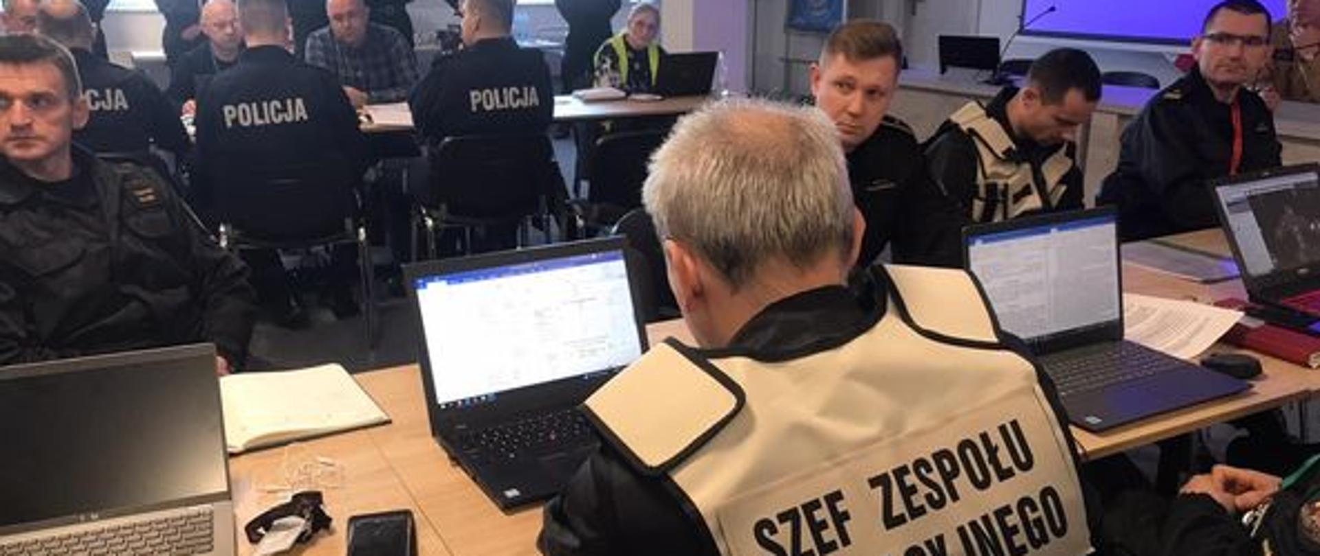Na zdjęciu widać uczestników ćwiczeń strażaków, policjantów osoby cywilne z powiatu puckiego.