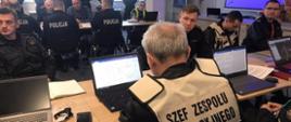 Na zdjęciu widać uczestników ćwiczeń strażaków, policjantów osoby cywilne z powiatów puckiego, wejherowskiego oraz gdyńskiego.