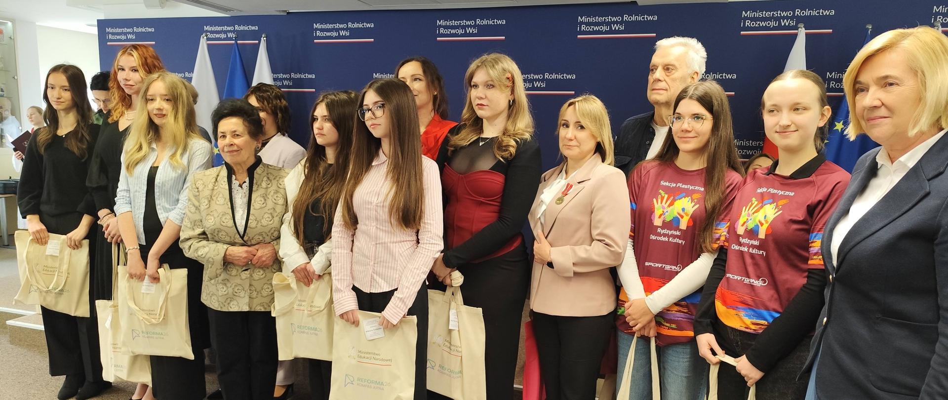 Wręczenie nagród w Konkursie Plastycznym pt. „Kwiaty dla Babci i Dziadka”.