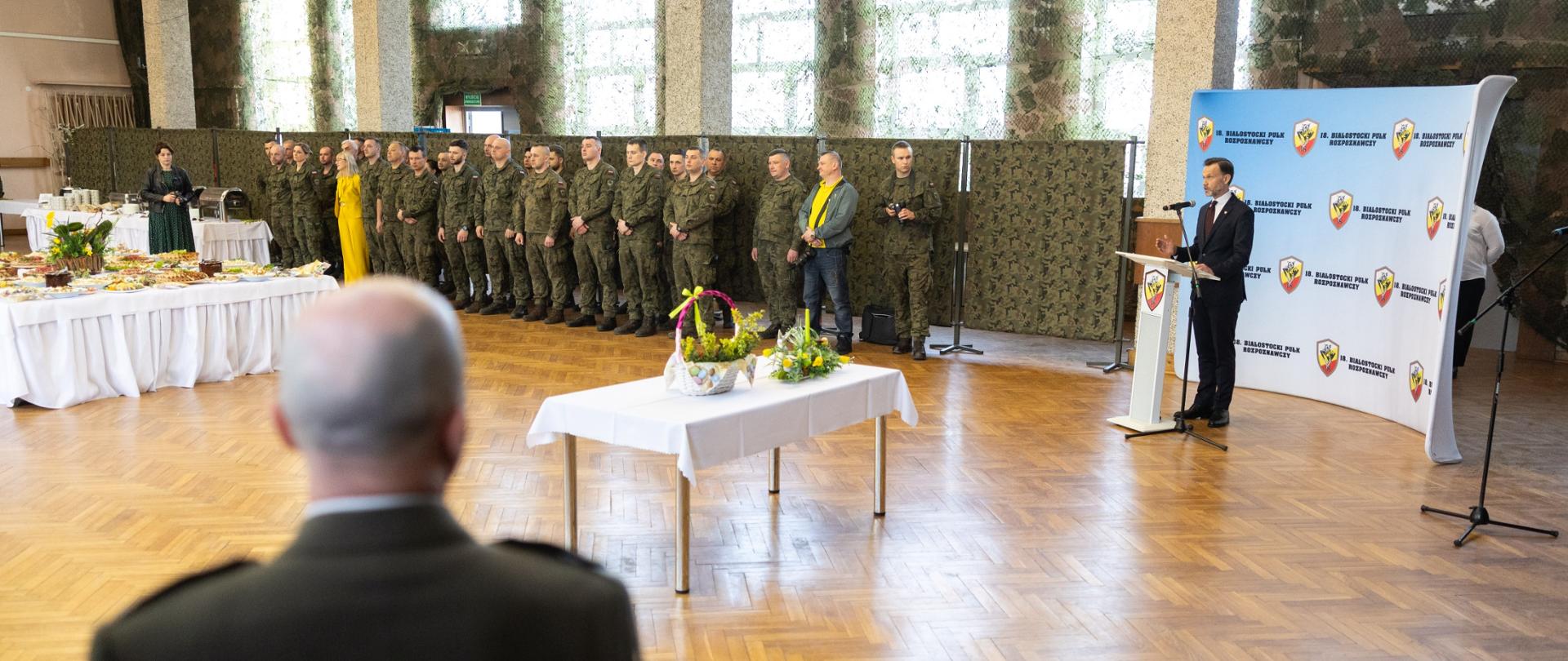 Wielkanocne spotkanie w klubie garnizonowym 18. Białostockiego Pułku Rozpoznawczego