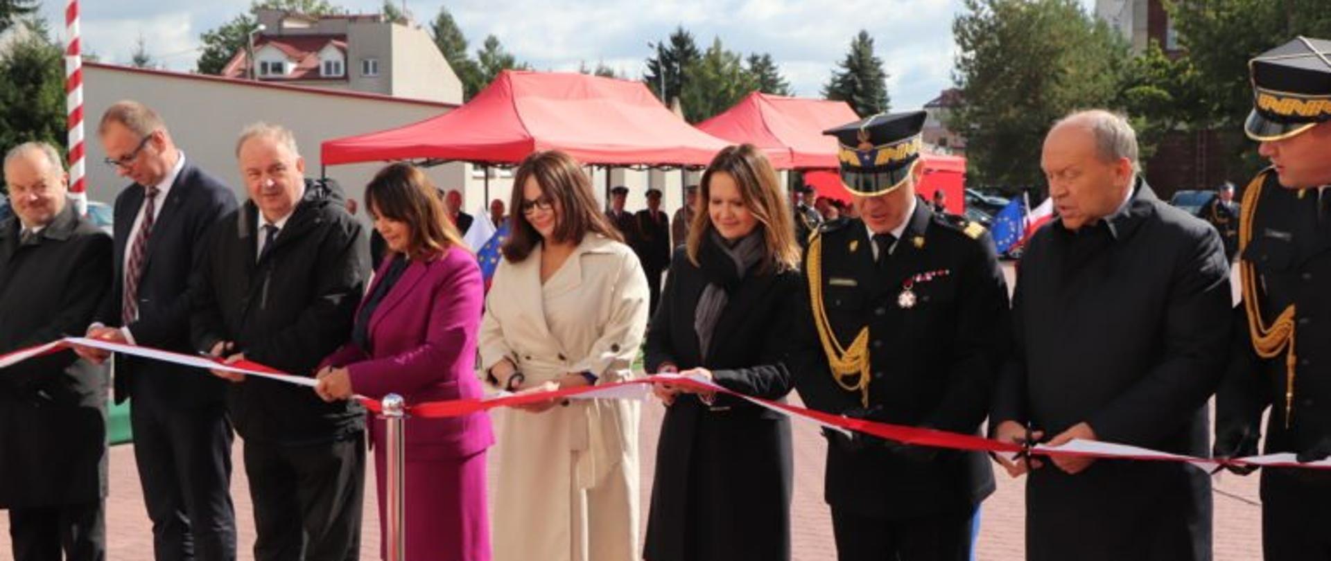 Uroczyste przecięcie wstęgi podczas otwarcia komory dymowej w Przemyślu