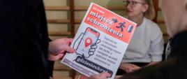 Plakat informujący o tym, jak szukać miejsca schronienia. 