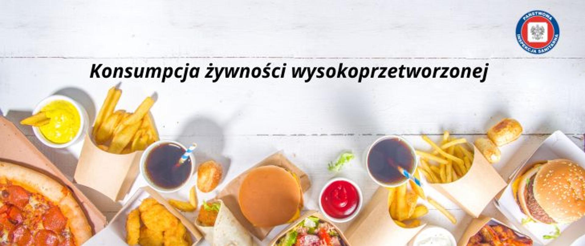 Na szarym tle żywność wysokoprzetworzona: frytki, hamburgery, napoje gazowane, sos musztardowy, ketchup, pizza, nugetsy. Na środku napis konsumpcja żywności wysokoprzetworzonej. w lewym górnym rogu okrągłe logo Państwowej Inspekcji Sanitarnej przedstawiające czarnego orła na białym kwadratowym tle, które otoczone jest czerwonym wypełnieniem. Zewnętrzną część logo otacza granatowy okrąg z napisem Państwowa Inspekcja Sanitarna w kolorze białym.