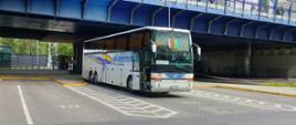 Autobus stojący na placu manewrowym dworca autobusowego