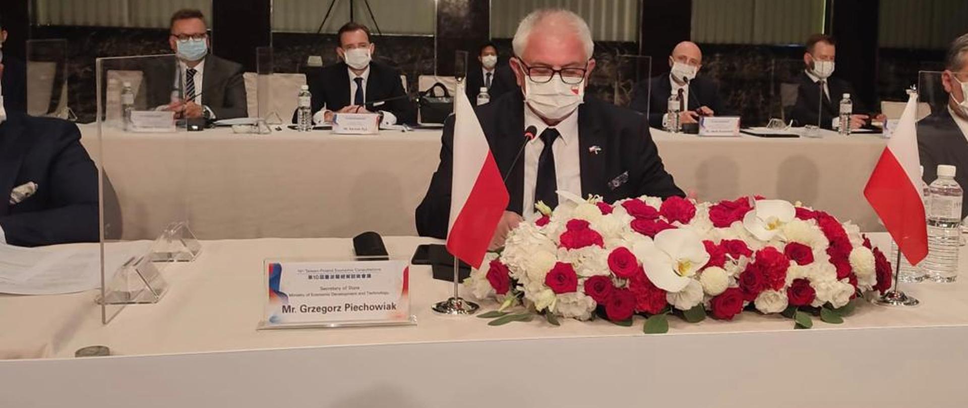 minister za stołem konsultacyjnym