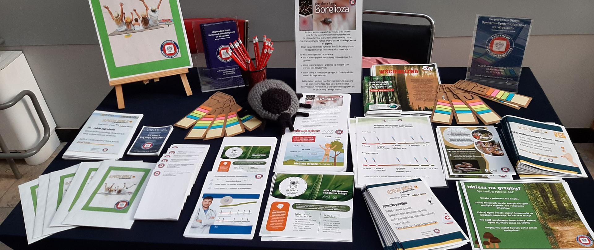 Ulotki prozdrowotne leżące na stoliku konsultacyjnym