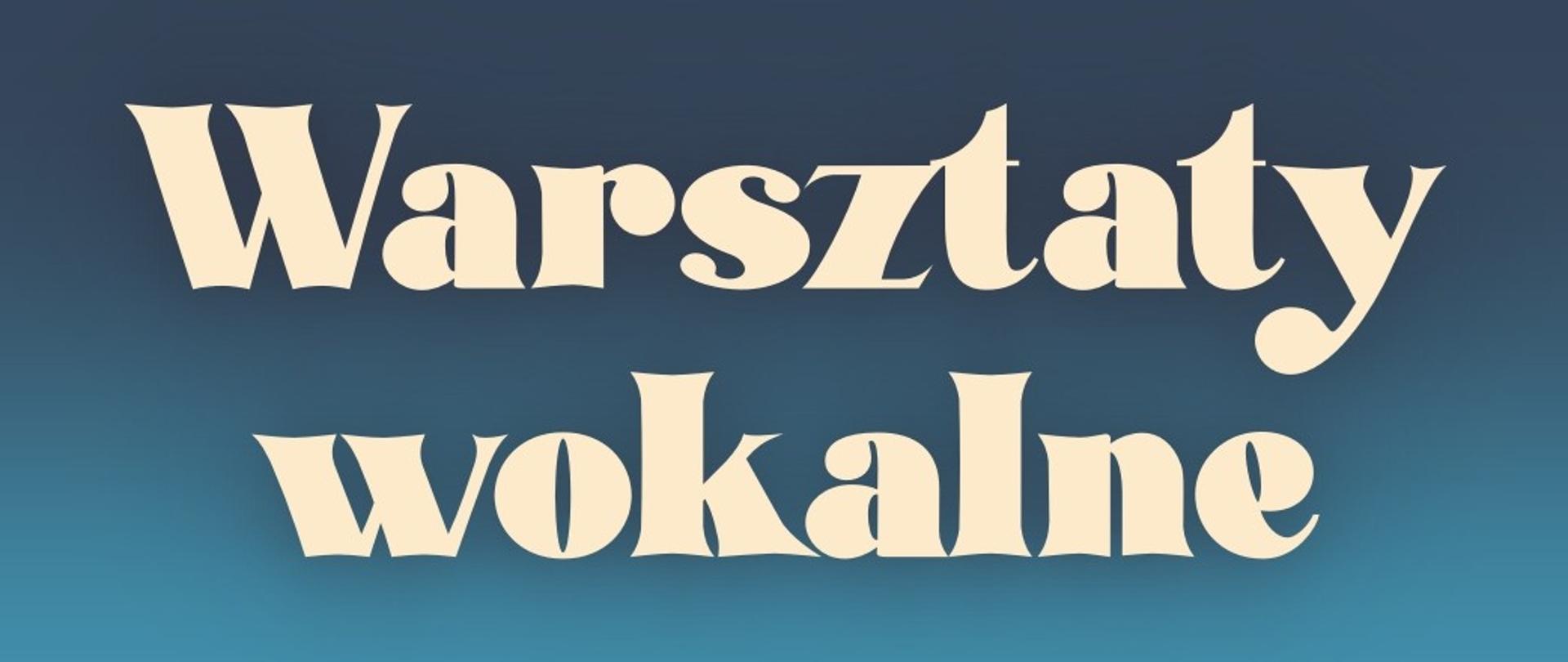Na niebieski tle jasnobeżowy napis "Warsztaty wokalne".