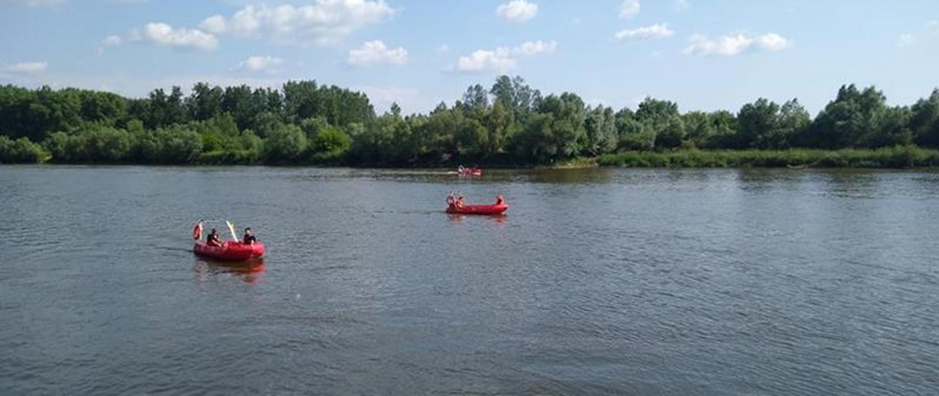 Ratownicy na trzech łodziach poszukują zaginionej osoby. Łodzie ratownicze wyposażone są w sonary umożliwiające łatwiejsze zlokalizowanie osoby