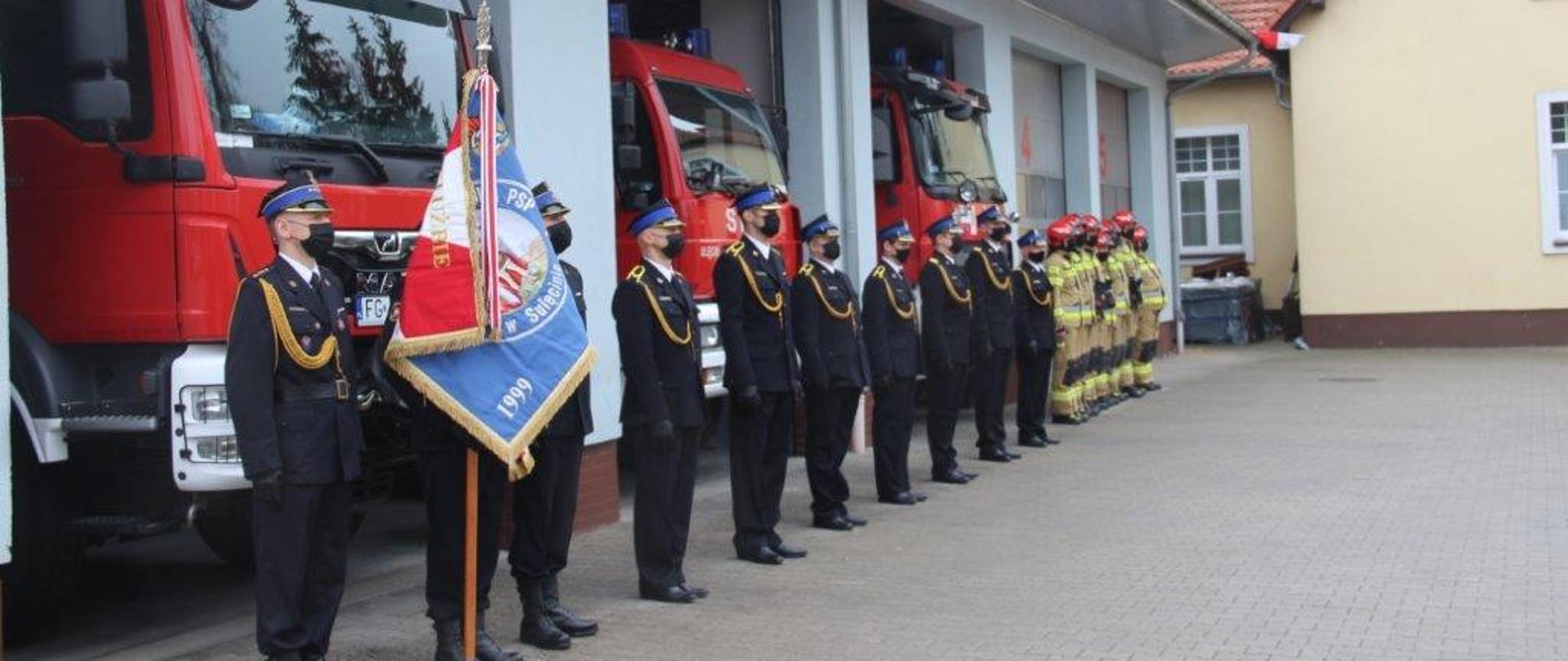 Strażacy podczas apelu.