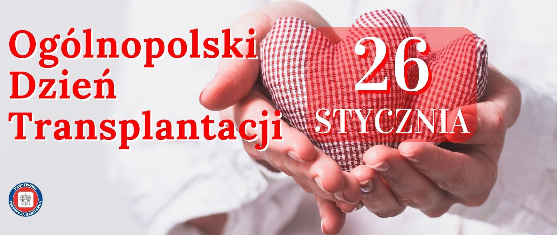 Dłonie trzymające dwa pluszowe serca w kratkę