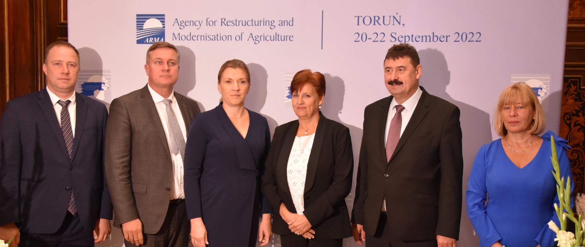 Od prawej: Renata Mantur, Ryszard Bartosik, Halina Szymańska, Jolanta Sobecka, Aleksandras Muzikevicius, Girts Krumins