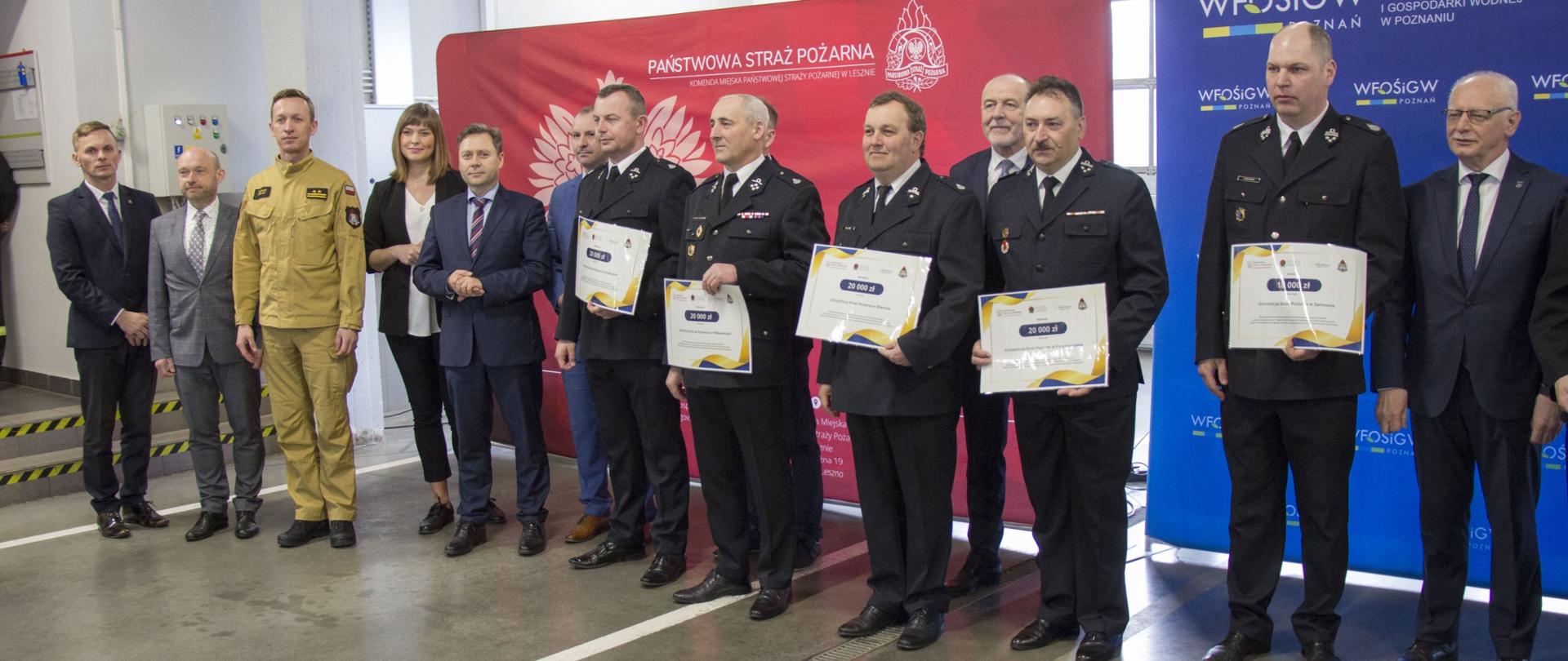 Zdjęcie zbiorowe uczestników uroczystości