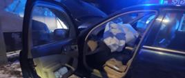 Na zdjęciu widać wnętrze uszkodzonego pojazdu