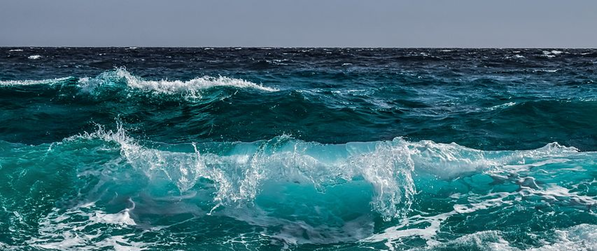 widok wzburzonych fal na morzu