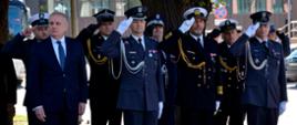 Funkcjonariusz Ministerstwa Spraw Wewnętrznych i Administracji oraz Ministerstwa Obrony Narodowej wspólnie z wojewodą pomorskim oddają honor pod pomnikiem Polskiego Państwa Podziemnego. 