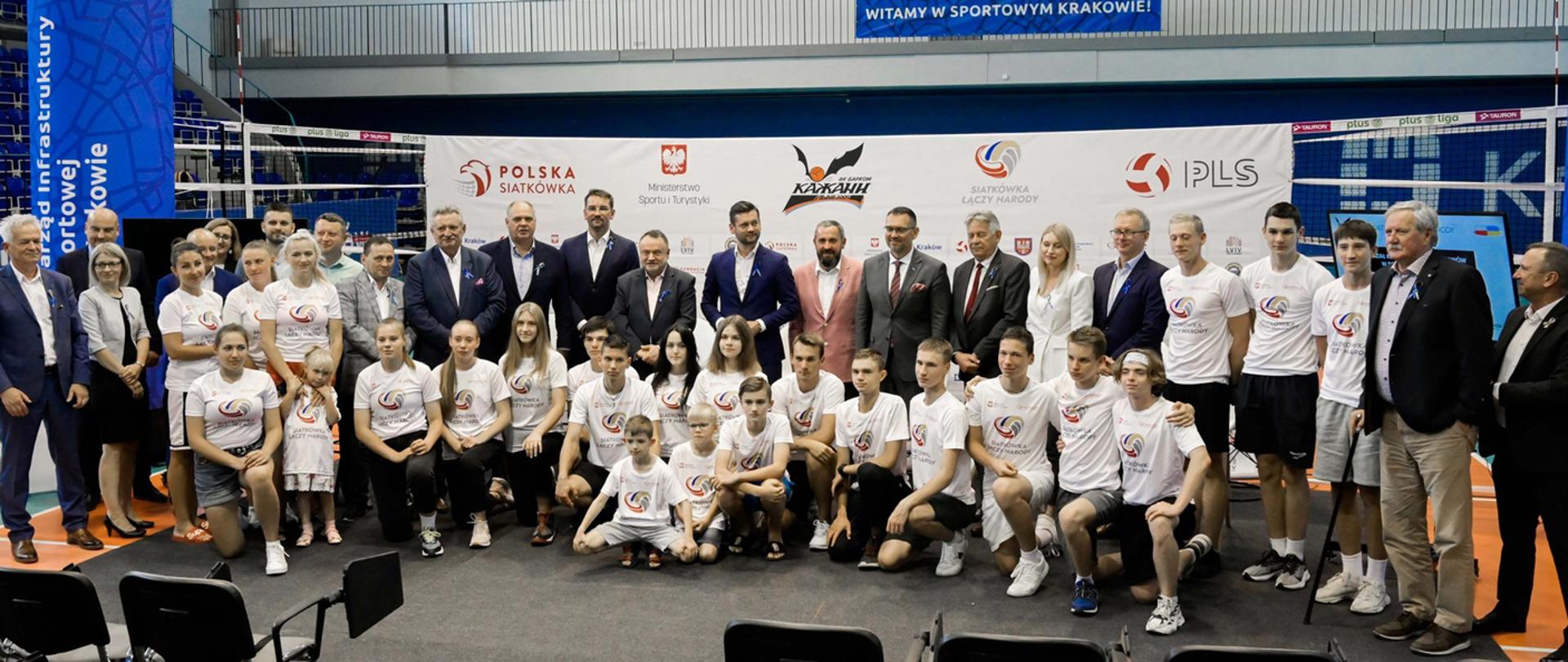 Ogłoszenie startu programu "Siatkówka łączy narody". Kraków, 18.07.2022 r. fot. Piotr Sumara/PLS. Zdjęcie zbiorowe uczestników konferencji.
