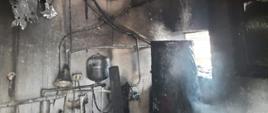 Widać uszkodzone po pożarze pomieszczenie kotłowni oraz wyposażenie