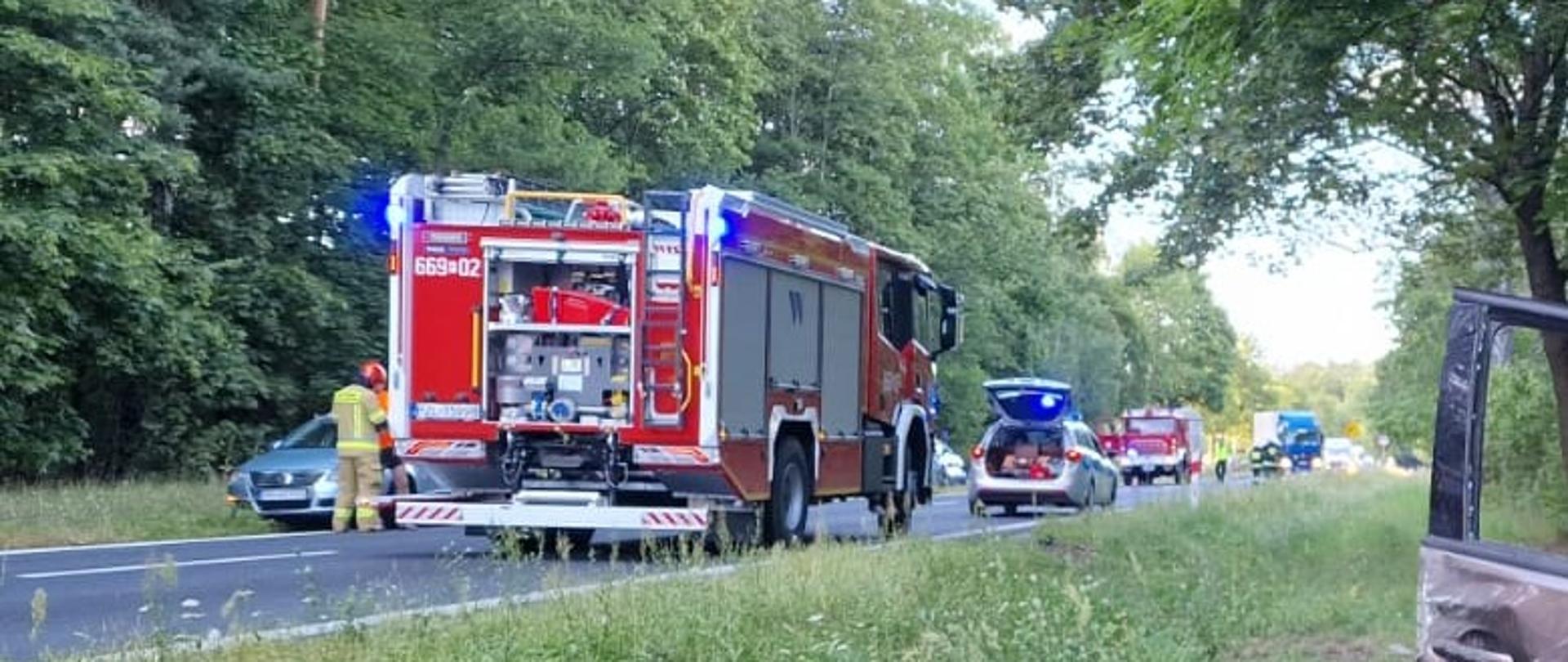 trawa samochody strażackie asfalt