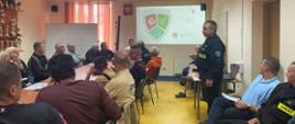 Komendanci PSP i strażacy OSP podczas spotkania