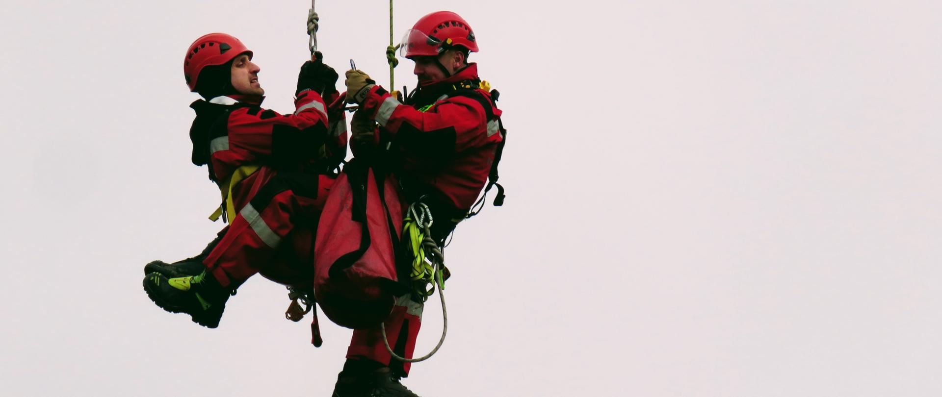 Ćwiczenia SGRWys - strażacy wiszący na linach