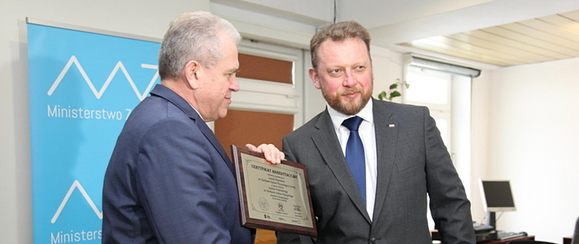 Minister Łukasz Szumowski wręczył dziś Certyfikat Akredytacyjny dla Szpitala Wojewódzkiego im. Kardynała Stefana Wyszyńskiego w Łomży .