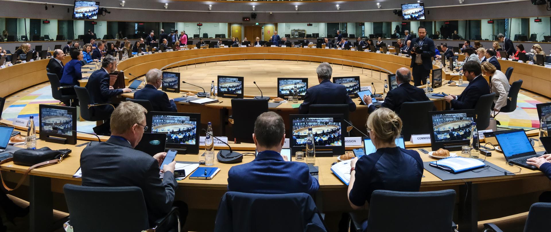 Uczestnicy Rady ECOFIN zgromadzeni przy okrągłym stole