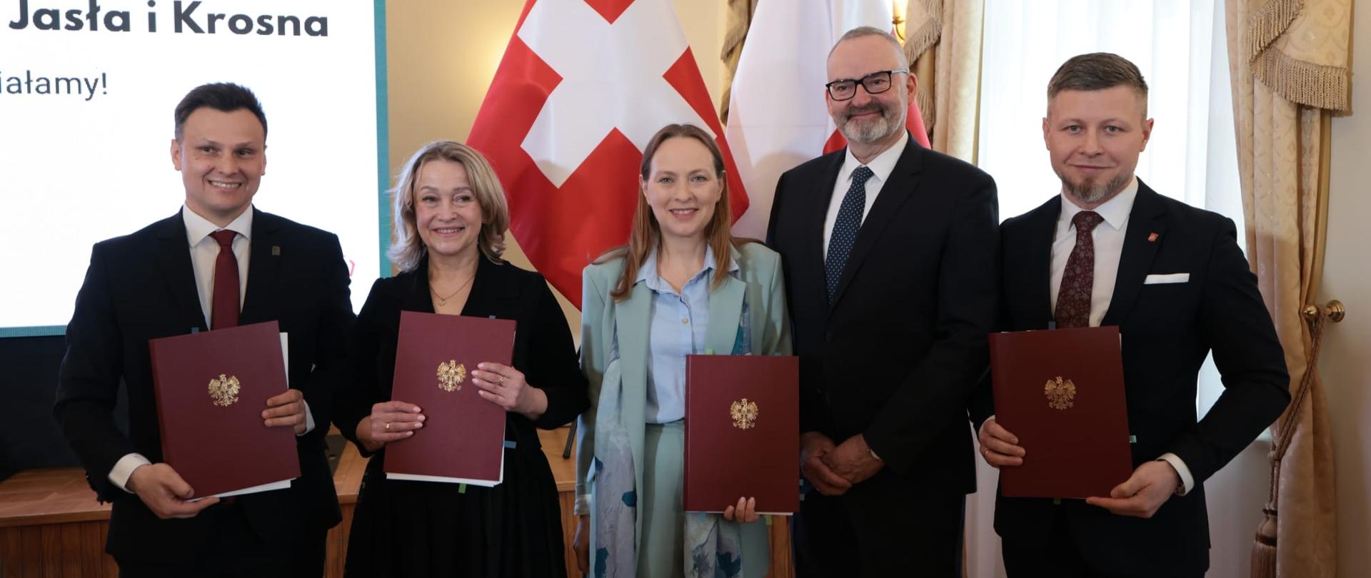 Na zdjęciu minister funduszy i polityki regionalnej Katarzyna Pełczyńska-Nałęcz w towarzystwie innych uczestników konferencji