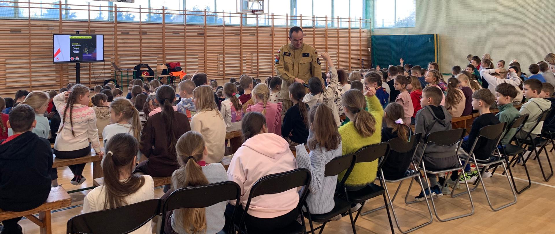 Strażak podczas prelekcji z dziećmi