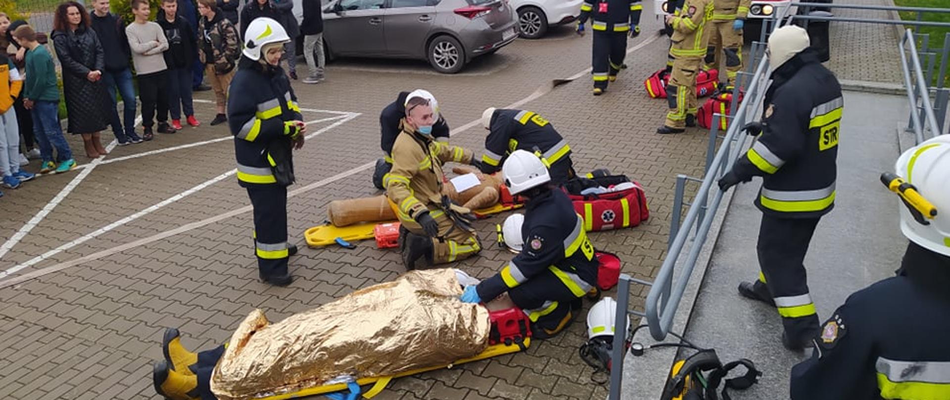 Strażacy w trakcie ćwiczeń 