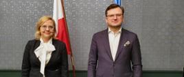 Minister Anna Moskwa z ministrem spraw zagranicznych Ukrainy Dmytrem Kułebą na tle flag
