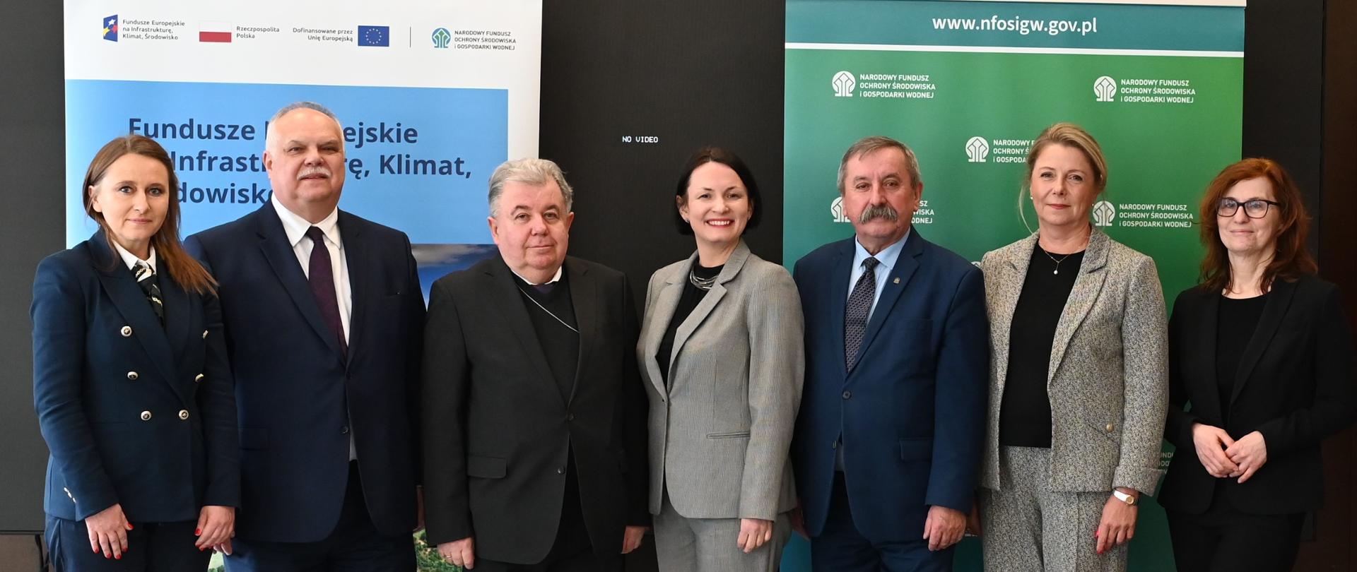 Na zdjęciu od lewej: Milena Skwark-Kulpińska – Kancelaria Sejmu, Dariusz Salomończyk - zastępca szefa Kancelarii Sejmu, Jan Węgrzyn - dyrektor Biura Inwestycyjno-Technicznego Kancelarii Sejmu, Dorota Zawadzka-Stępniak - prezeska NFOŚiGW, Józef Matysiak - zastępca prezesa zarządu NFOŚiGW, Katarzyna Jastrzemska – dyrektorka departamentu Efektywności Energetycznej NFOŚiGW, Beata Michalska - ekspert w departamencie Efektywności Energetycznej NFOŚiGW