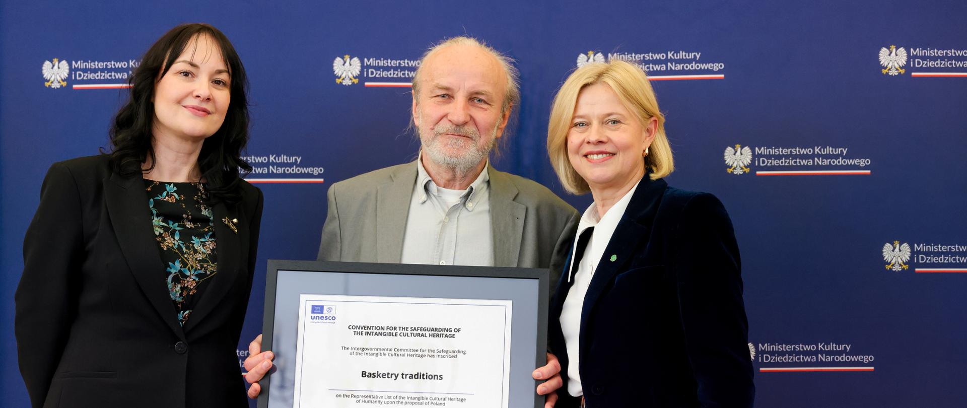 Mirosław Iwański odbiera certyfikat UNESCO