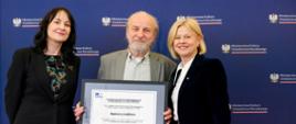 Mirosław Iwański odbiera certyfikat UNESCO