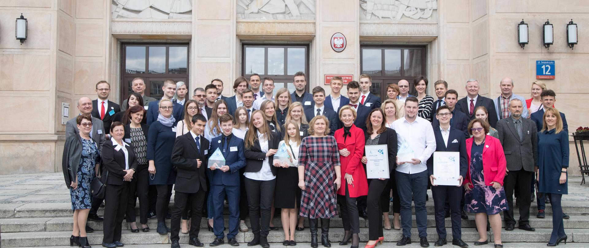 Laureaci konkursu JA TITAN 2019 przed gmachem Ministerstwem Finansów