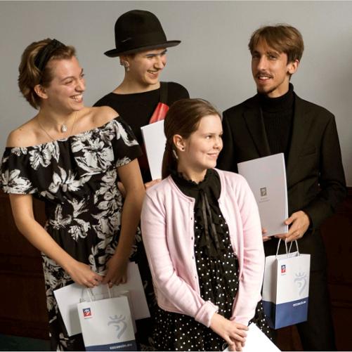 Zdjęcie przedstawia uczniów ZPSM - beneficjentów Stypendiów Artystycznych Miasta Szczecin