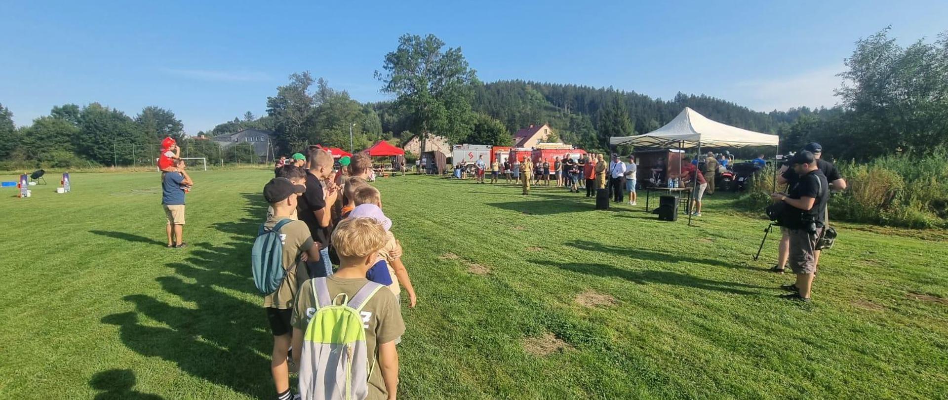 Dzieci z Młodzieżowych Drużyn Pożarniczych podczas apelu rozpoczynającego rozpoczęcie festynu.
