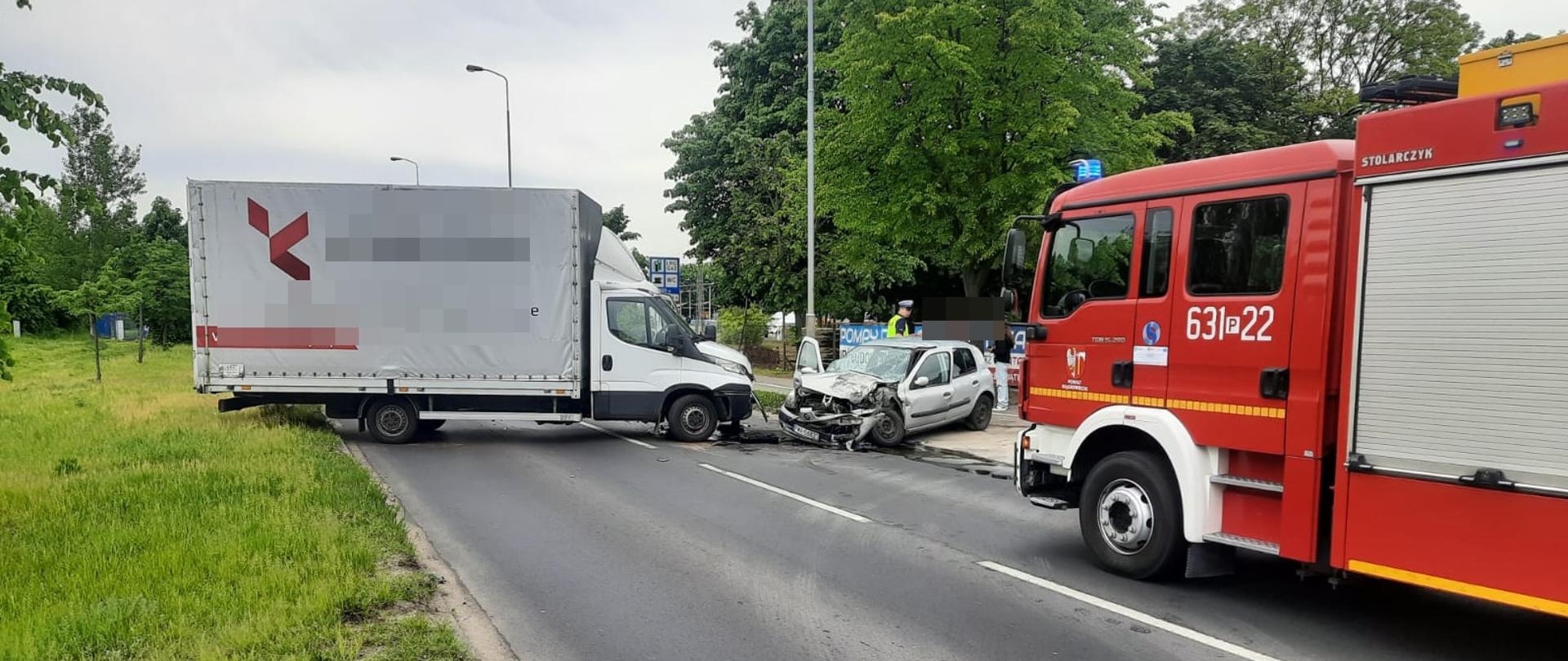 Na zdjęciu widać rozbite pojazdy oraz wóz straży pożarnej 