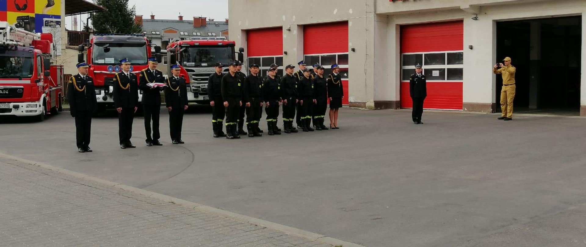 W oczekiwaniu na rozpoczęcie apelu