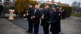 Przedstawiciele władz miasta oraz Komendanci PSP otrzymują podziękowania za wkład w pozyskanie nowego samochodu pożarniczego