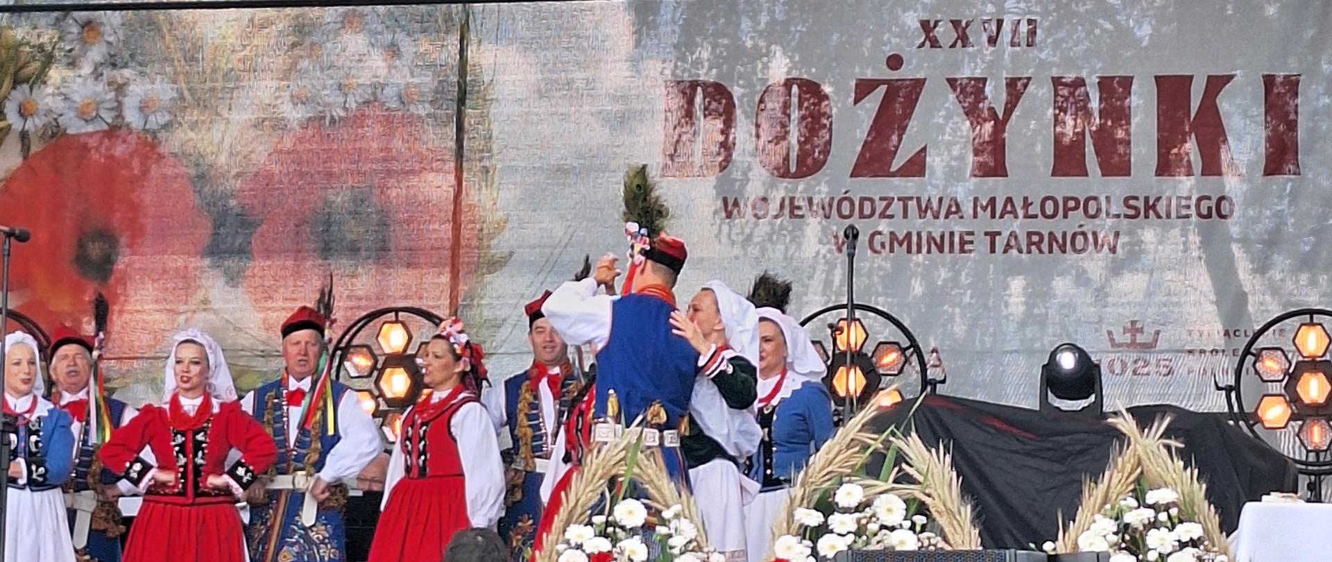 Scena z występem zespołu ludowego