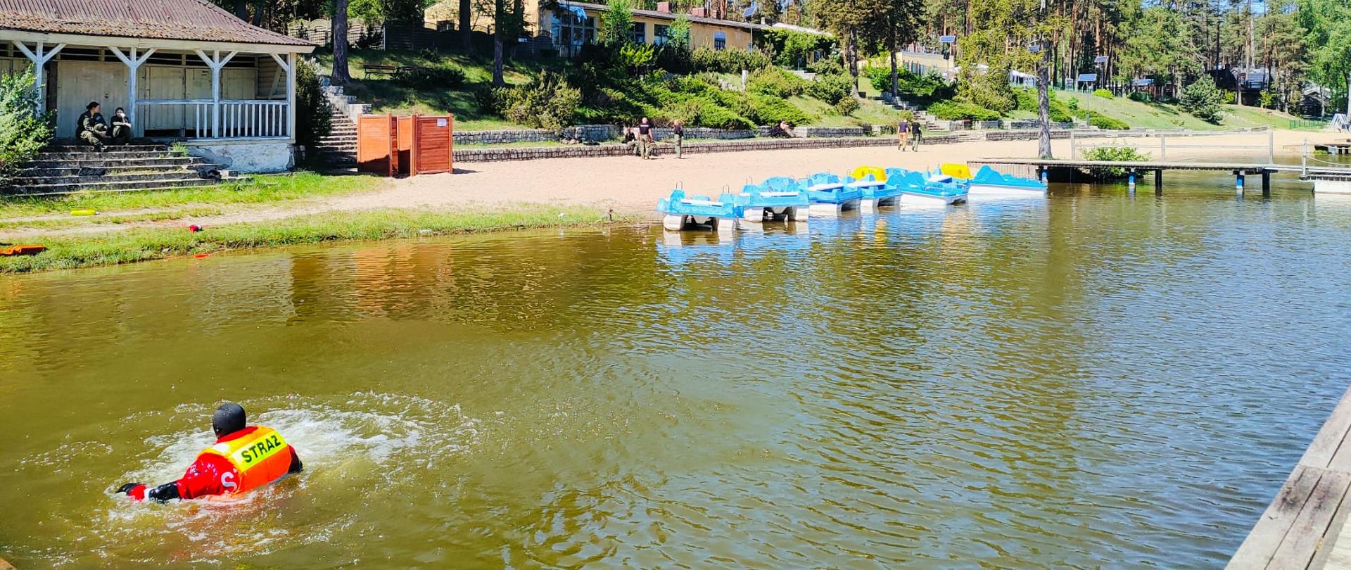 Prezentowano techniki ratownictwa wodnego oraz bezpiecznego zachowania się nad wodą.