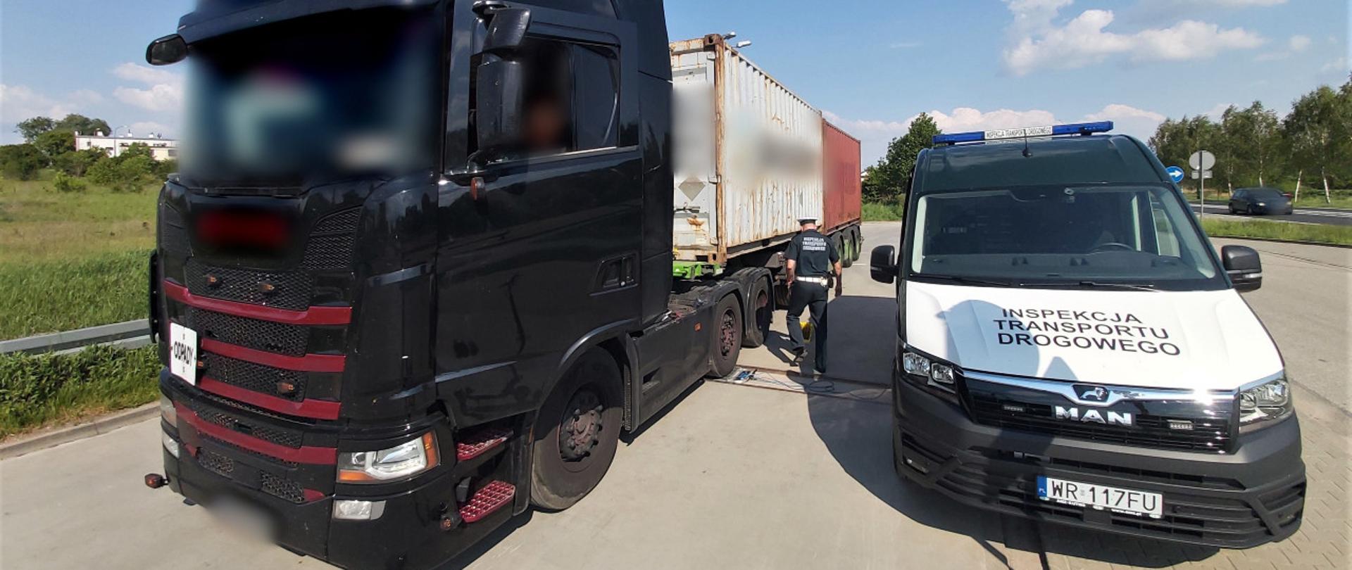 Kontrola wagowa ciągnika siodłowego z rozpinaną naczepą. Dopuszczalna masa całkowita ośmioosiowego zestawu była przekroczona o ponad 33,1 tony Za duża masa przewożonego ładunku spowodowała również znaczne przekroczenia nacisków osi na drogę. „Stonogę” zatrzymali i ostatecznie skierowali na wyznaczony parking strzeżony funkcjonariusze mazowieckiej Inspekcji Transportu Drogowego z Radomia.