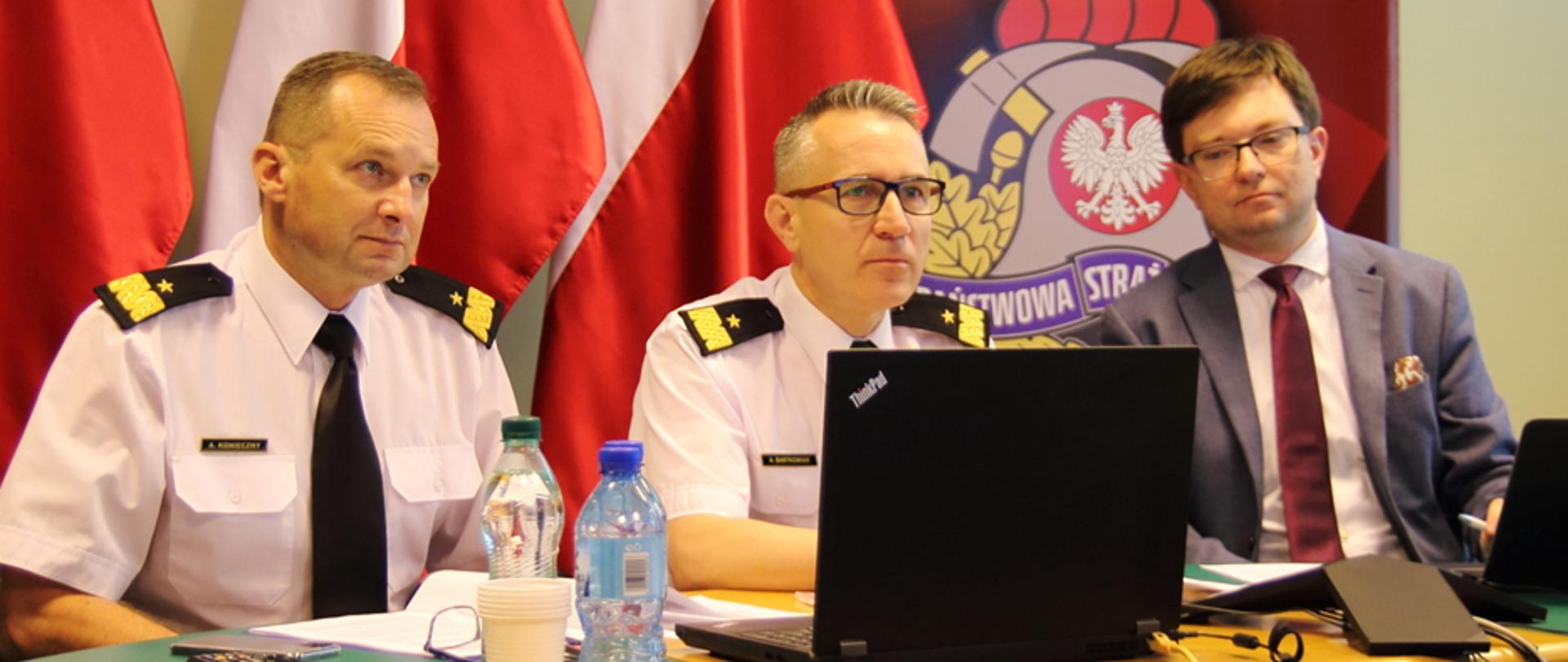 Wideokonferencja Polska – Niemcy ws. prac nad rewizją Unijnego Mechanizmu Ochrony Ludności – na zdjęciu uczestnicy ze strony polskiej – nadbryg. Andrzej Bartkowiak komendant Główny PSP i nadbryg. Adam Konieczny zastępca komendanta głównego PSP