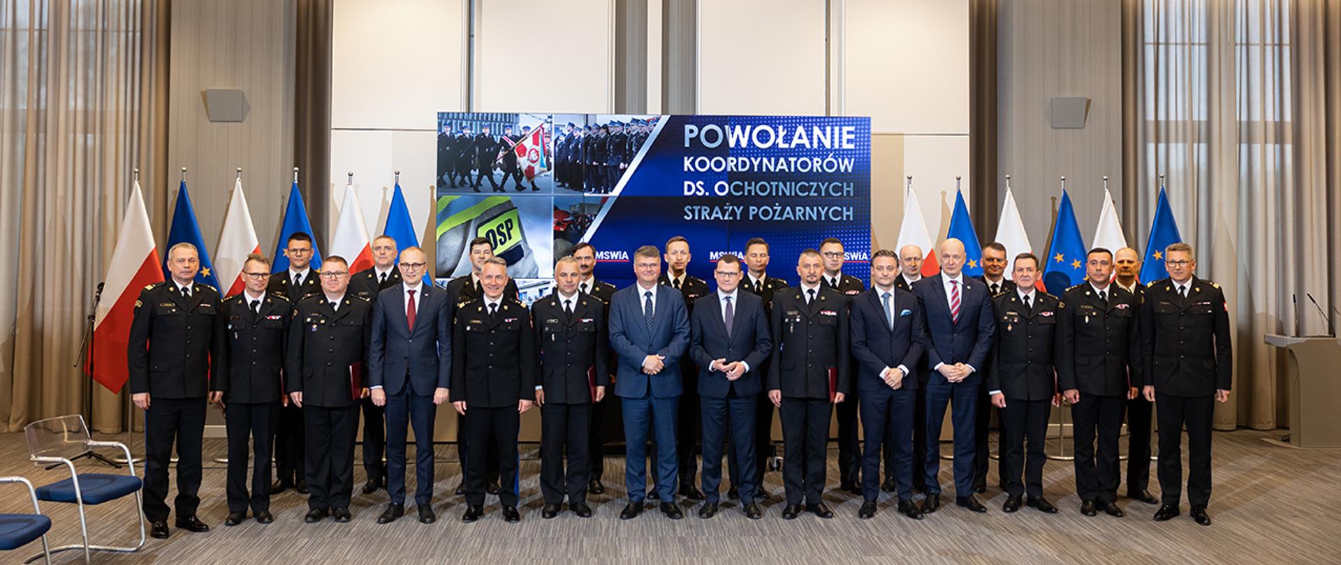 Na zdjęciu widać m.in. wiceministrów SWiA wraz z powołanymi koordynatorami.