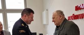 Wręczenie przez Komendanta Powiatowego PSP bryg,Andrzeja Gołdyna listu gratulacyjnego dla Władysława Karg