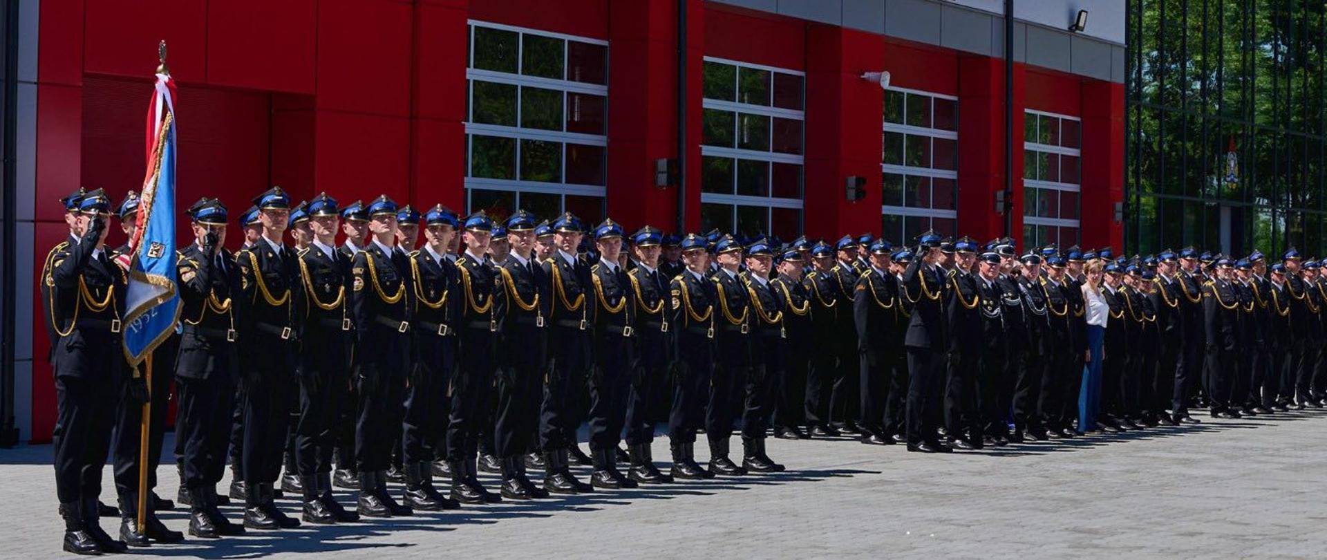 Na zdjęciu widać strażaków podczas uroczystości nadania sztandaru oraz otwarcia nowej jednostki ratowniczo-gaśniczej.