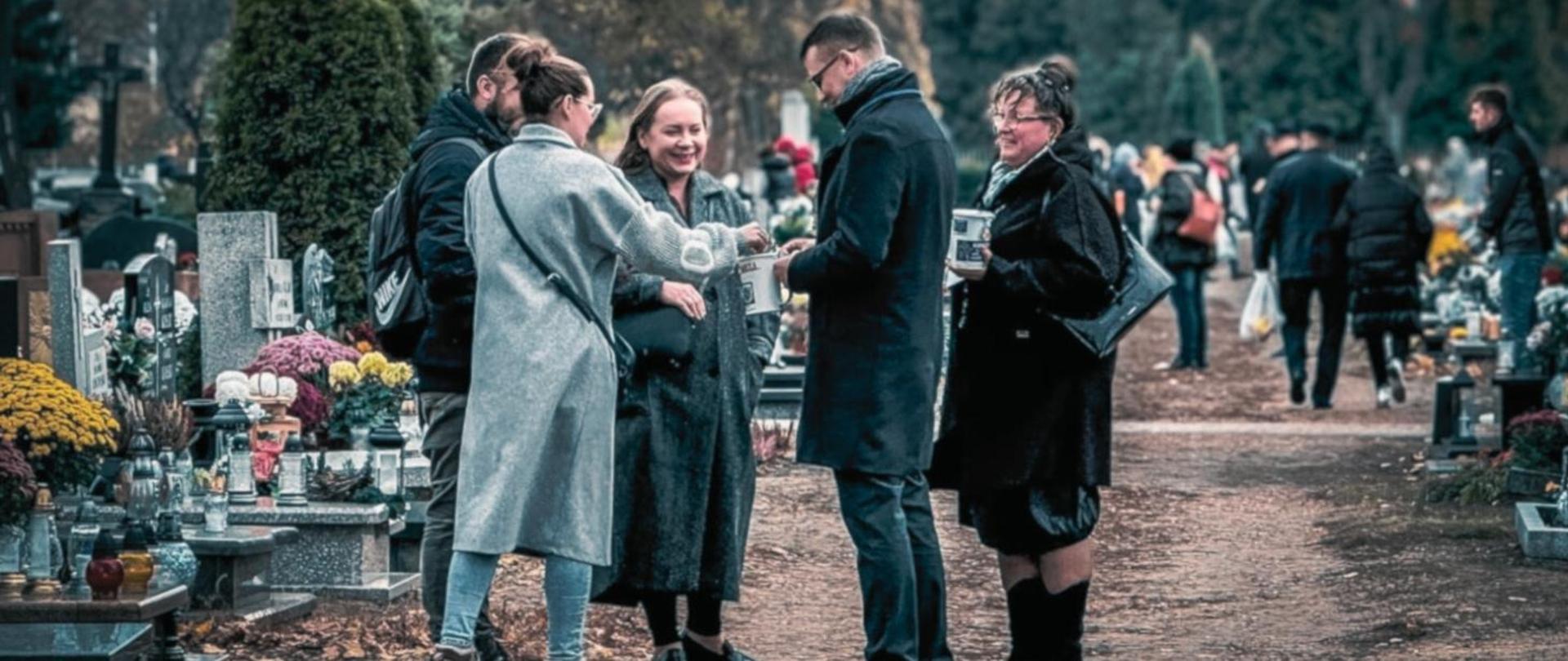 Kwesty na cmentarzach regionu